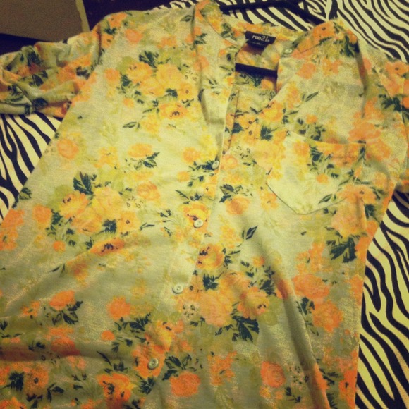 Flowery top 🌸