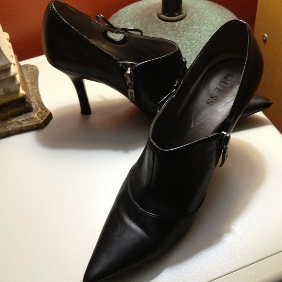 Black leather Guess booties
