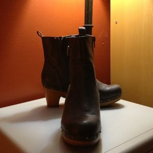 American Eagle gray booties