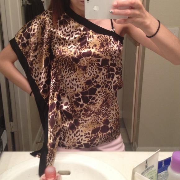 Beautiful giraffe/cheeta printed blouse.