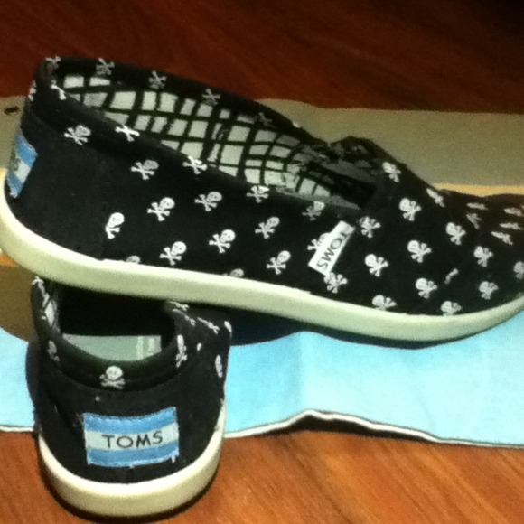 NEW TOMS classic black and white skulls