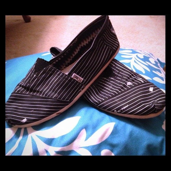 Limited edition "Love is the new black" TOMS