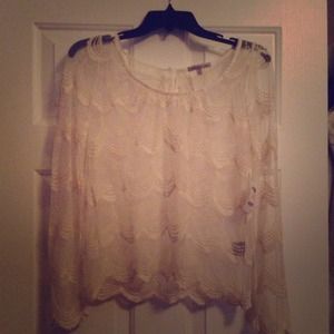 Off white scalloped lace top!