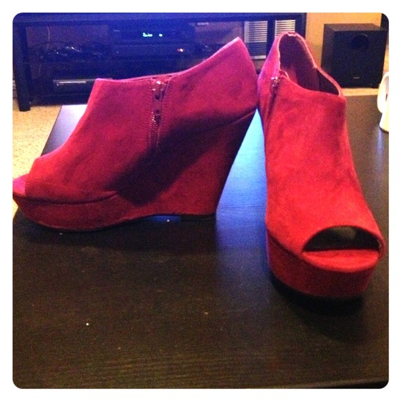 ❌SOLD❌Maroon suede wedges