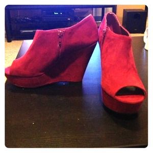 ❌SOLD❌Maroon suede wedges