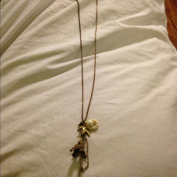 Long necklace with Eiffel Tower and pearls - Picture 2 of 2