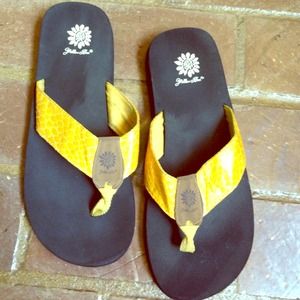 ✨Yellow Box Yellow Snake Skin Sandals✨