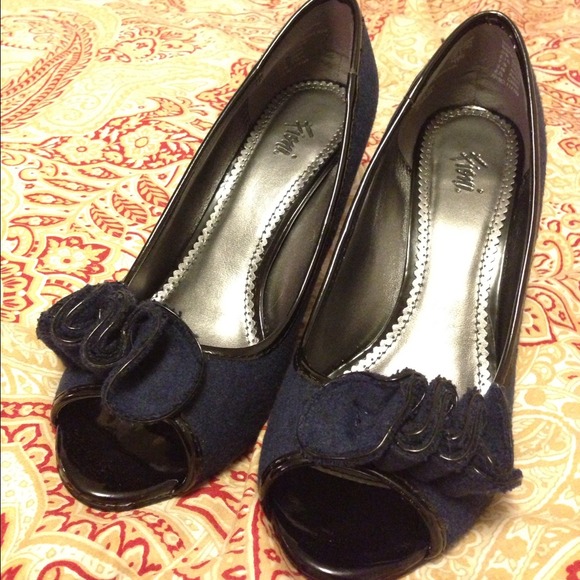 🔸Navy felt and black patent heels🔸 - Picture 2 of 4