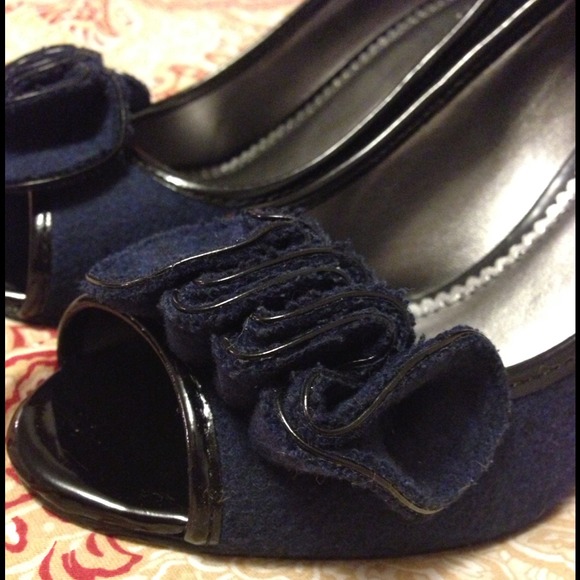 🔸Navy felt and black patent heels🔸 - Picture 3 of 4