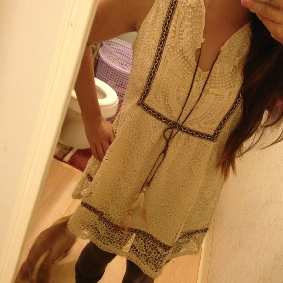 SOLDDDDD!!!!!! Very cute cream colored top