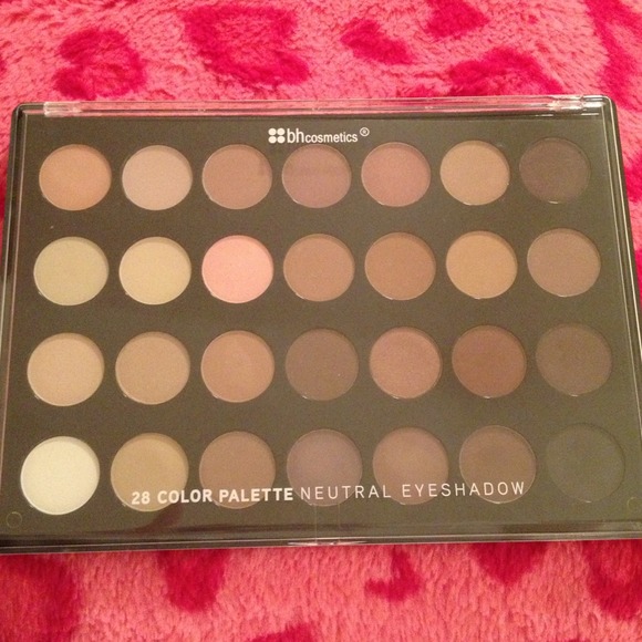 ⛔Sold⛔BH cosmetics 28 color palette neutral eyesha