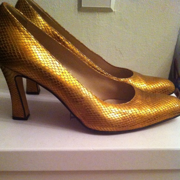 Vintage ESCADA gold high-heels. - Picture 2 of 2