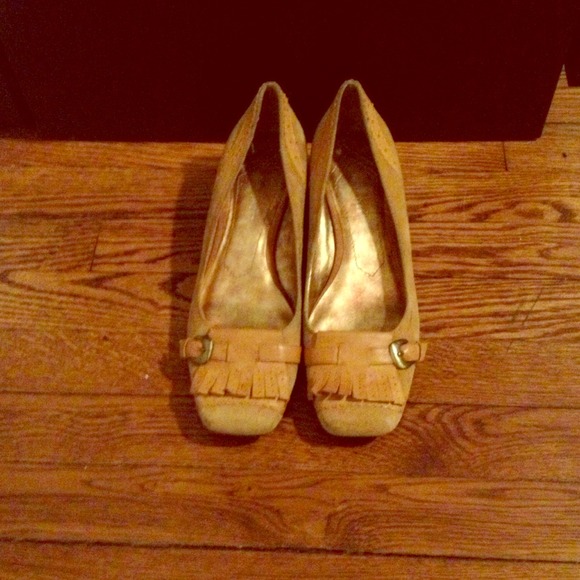 Stylish mustard Nine West suede shoes; kitten heel