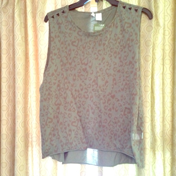 *SOLD* H&M Heart Print Sleeveless Tee w/studs Sz 8