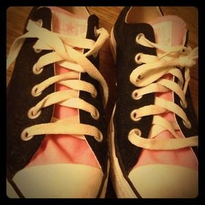Hardly worn! Black and pink converse low tops.