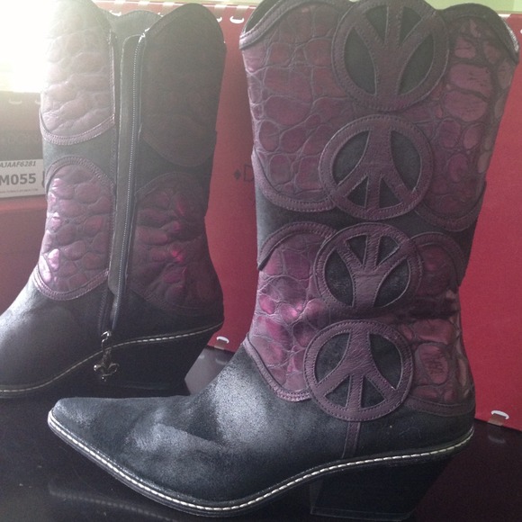 SOLD-Donald Pliner Black and Wine leather boots - Picture 2 of 4