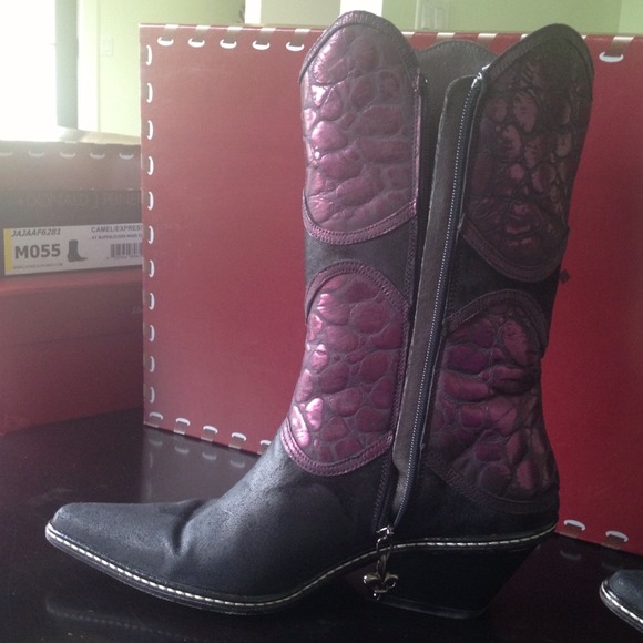 SOLD-Donald Pliner Black and Wine leather boots - Picture 3 of 4