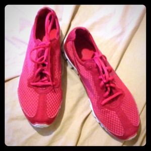 🍭REEBOK TENNI SHOES SIZE 9.5🍭