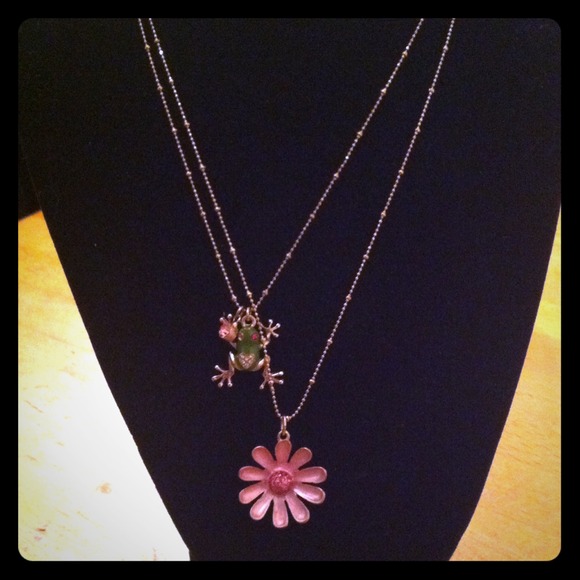 Betsey Johnson frog/daisy necklace