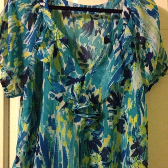 Sheer V neck ruffle top size 1x