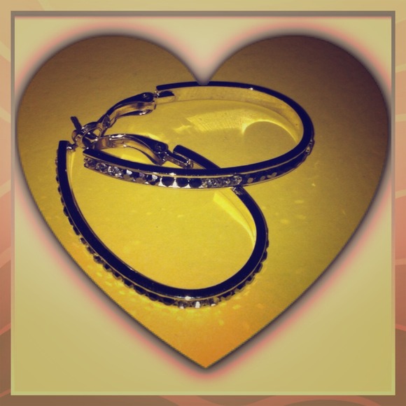 Cookie Lee oval hoop earrings!