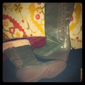 Knee high UGG boots, with fur on trimming edge