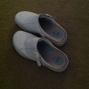 Dansko nursing shoes size 9