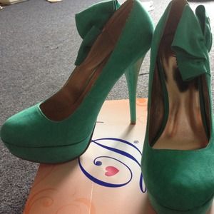 New light green pumps