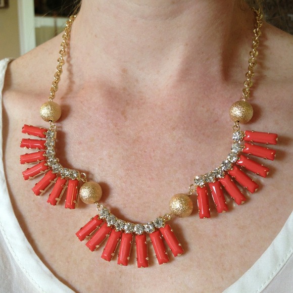 HOLD Festive fan necklace