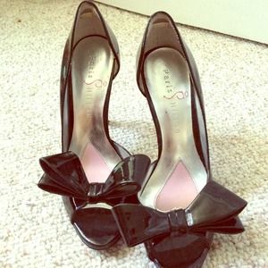 cut out bow heels