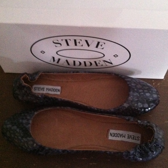 Brand new in box Steve Madden Flats - Picture 3 of 3