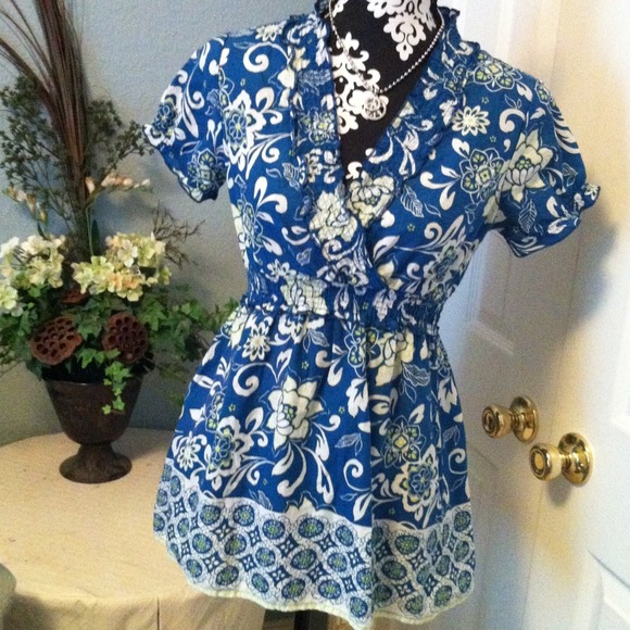 Tops - 🌺Cute blue w/white flower top.