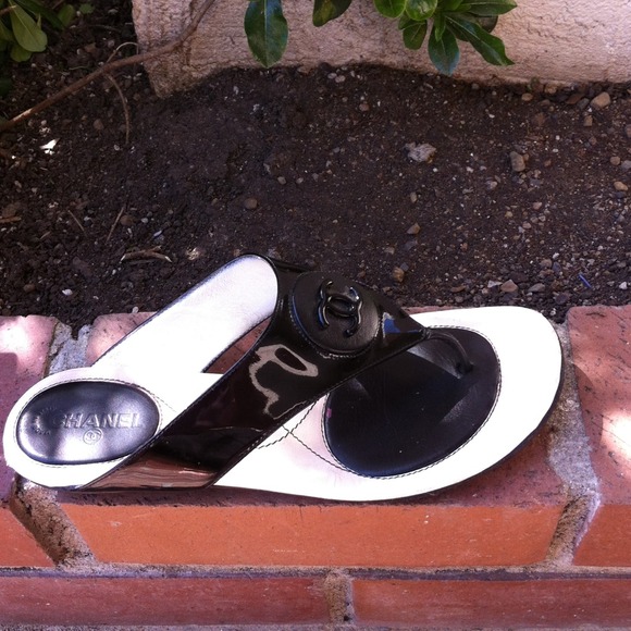 CHANEL FLIP FLOPS - Picture 2 of 4