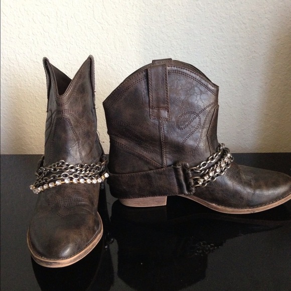 Size 9 candies ankle cowboy boots