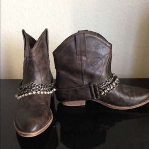 Size 9 candies ankle cowboy boots