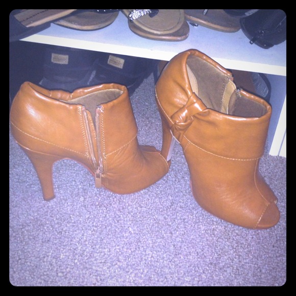 Tan heels size 6