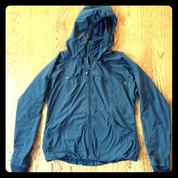 LULULEMON running hoodie NOW AVAILABLE!