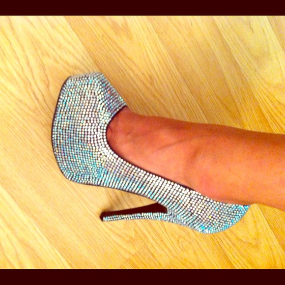 Stunning Rhinestone Pumps! Size 8.5