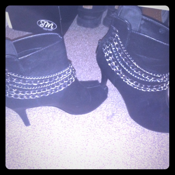 Black chain heels
