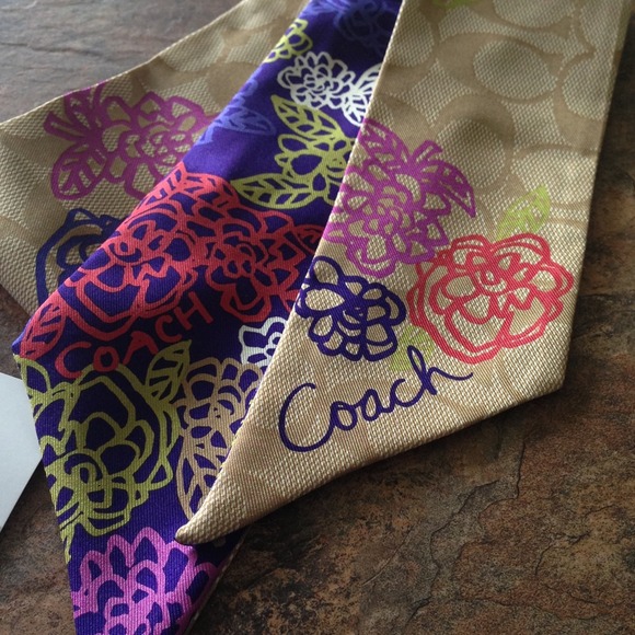 ❤SOLD❤ Coach 100% Silk Ponytail - Picture 3 of 4