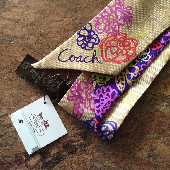 ❤SOLD❤ Coach 100% Silk Ponytail - Picture 2 of 4