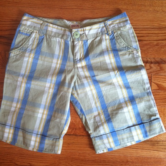 NWOT plaid Bermuda shorts