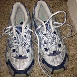 ⬇ Reduced ⬇Saucony tennis shoes