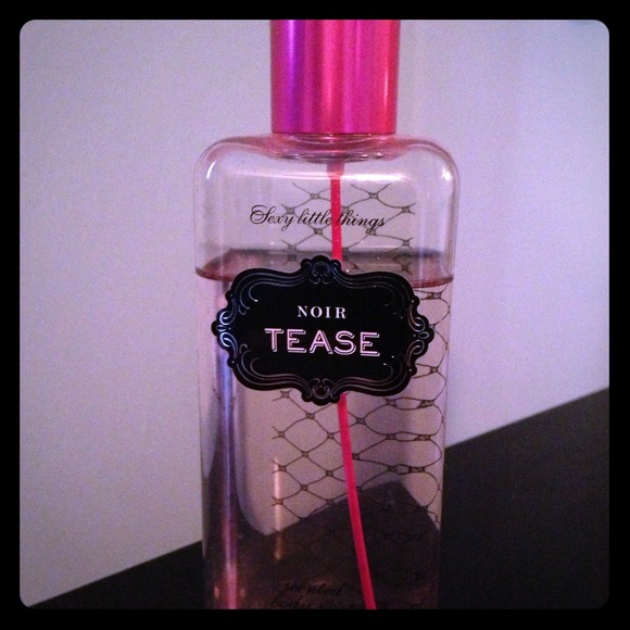 🚨SOLD🚨💋VS Noir Tease Perfume