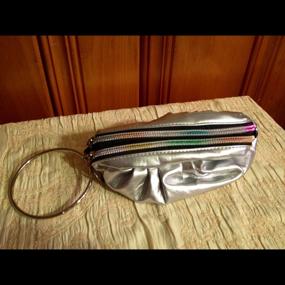 🔘Silver wristlet🔘