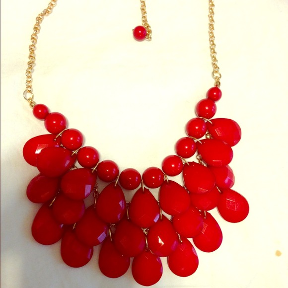 Red bubble bib statement necklace nwt