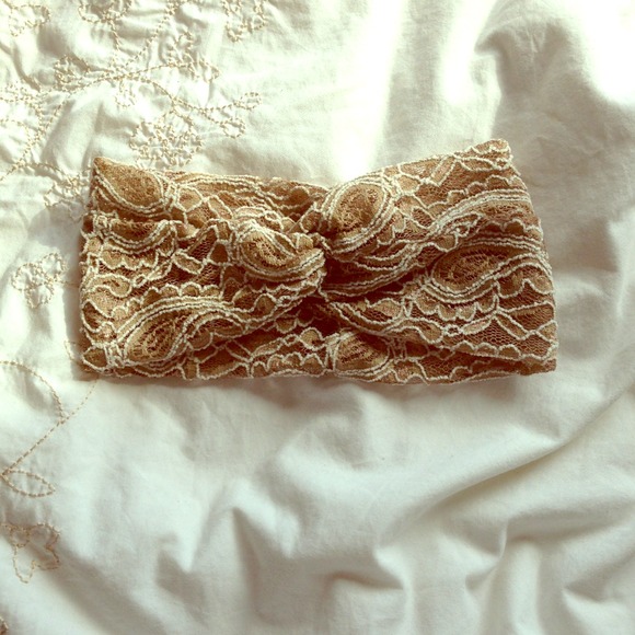 🚫SOLD: Urban outfitters lace headwrap