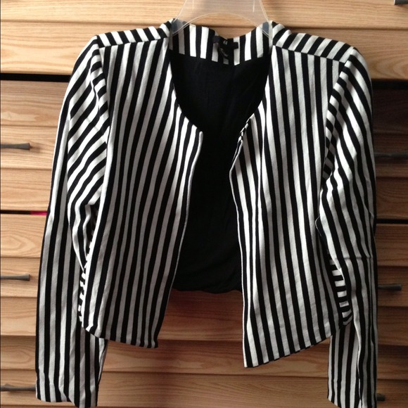 H&M Jackets & Blazers - H&M cropped blazer jacket