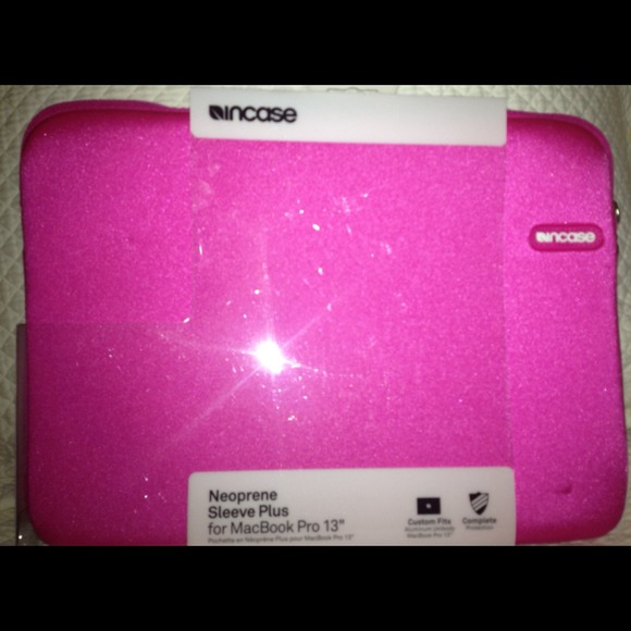 SOLD!! InCase 13' fuschia neoprene macbook case
