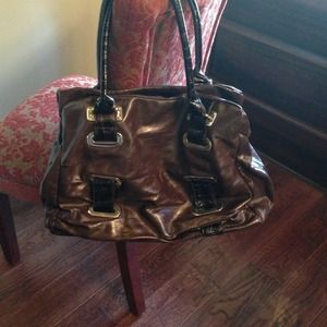 Brown handbag w/ glossy deep brn croc pattrn trim.